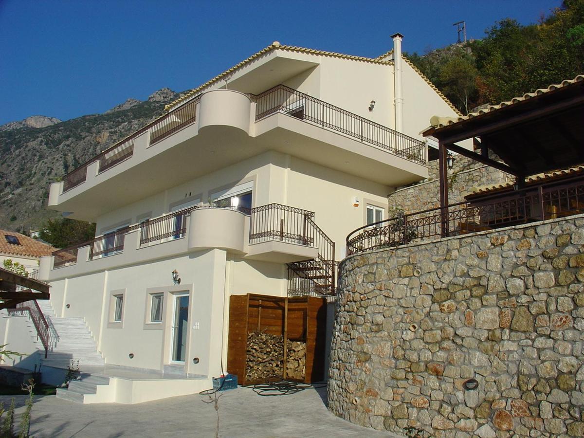 Verga First Floor Apartment Exterior photo